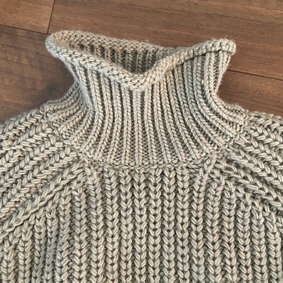 NWT H&M Crop Boxy Sweater - Size S - Picture 2 of 5